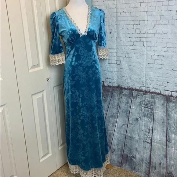 Lait Collection NWT Gwyneth Lace Velvet Maxi Dress in Lake Blue Large Coquette - Picture 4 of 15